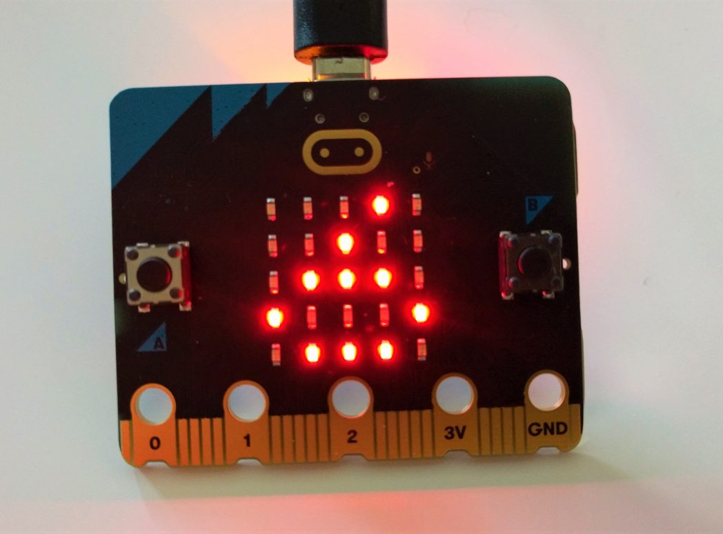 Die auf dem Mikrocontroller befindliche 5x5-LED-Matrix zeigt die Ziffer „6“. Die LEDs leuchten rot.