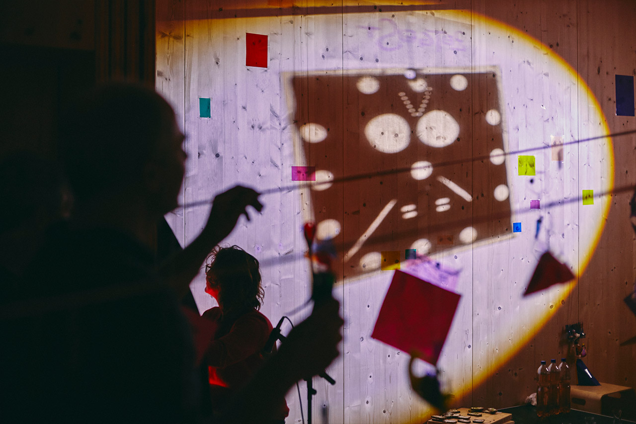 Die Ginnheimer Hausgeister ziehen in das Fliegende Künstler:innenzimmer ein 😊